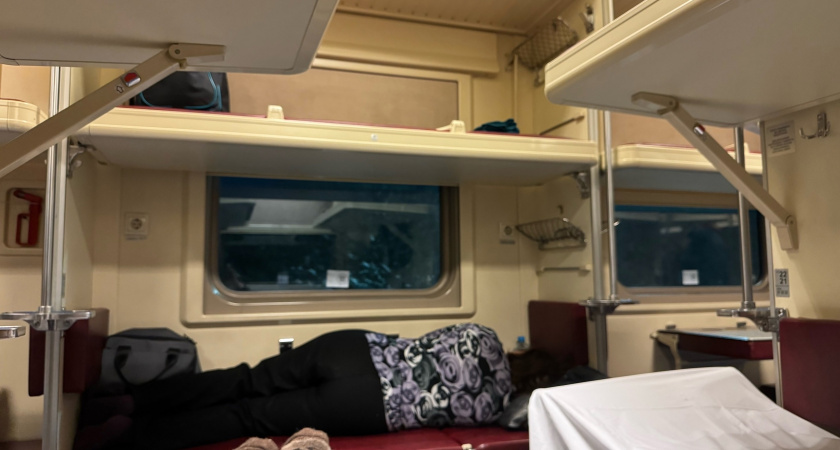 Что делать, если сосед просит уступить нижнюю полку в поезде: советы пассажирам