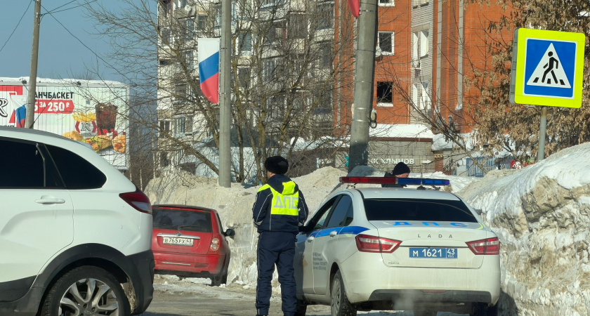 В ГАИ ответили - должен ли водитель выходить к инспектору, когда его остановили: или допускается просто опустить окно 