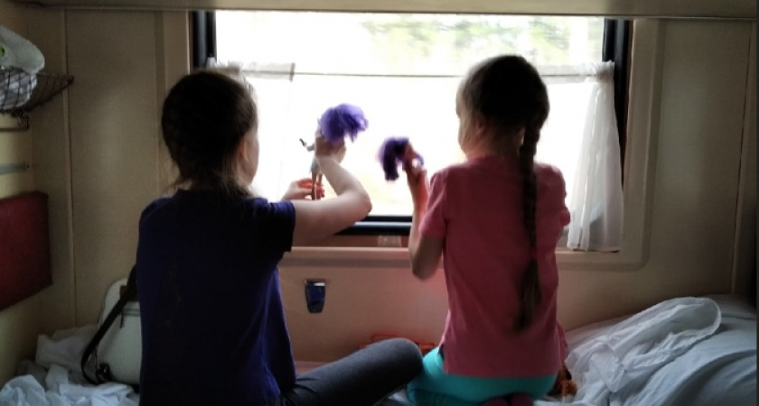 Как реагировать, если мама с детьми просит уступить вашу нижнюю полку в поезде - важные правила