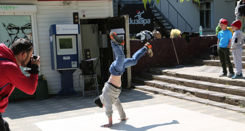 Фоторепортаж: на Карла Маркса в Кирове прошел массовый танцевальный флешмоб