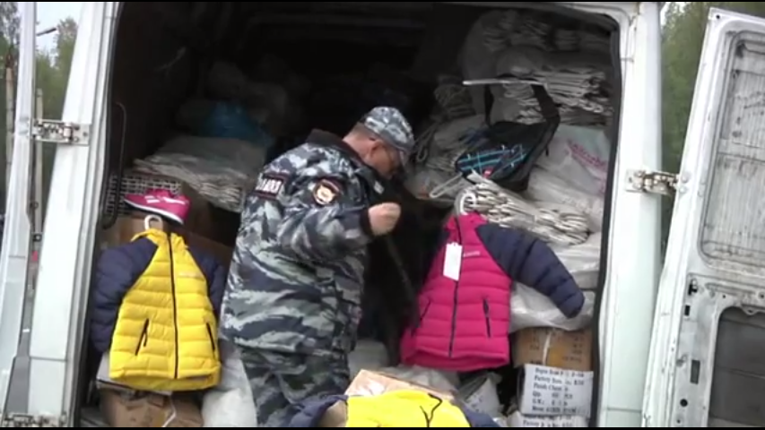 Сотрудники ФСБ задержали в Кирове фургон с контрафактной одеждой