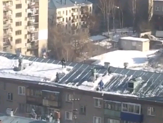 Кировчанин снял, как коммунальщики без страховок очищают крышу