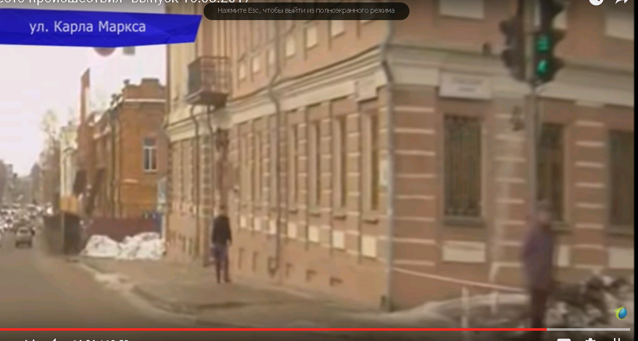 Видео: в центре Кирова лед упал с крыши в сантиметрах от головы прохожего