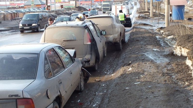 На Ломоносова в Кирове столкнулись сразу 5 машин