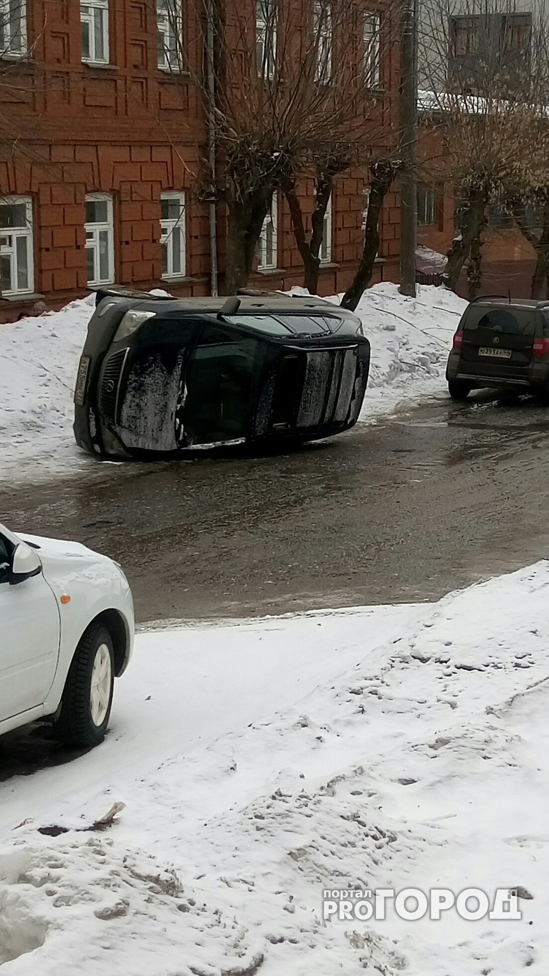 В центре Кирова перевернулся Lexus