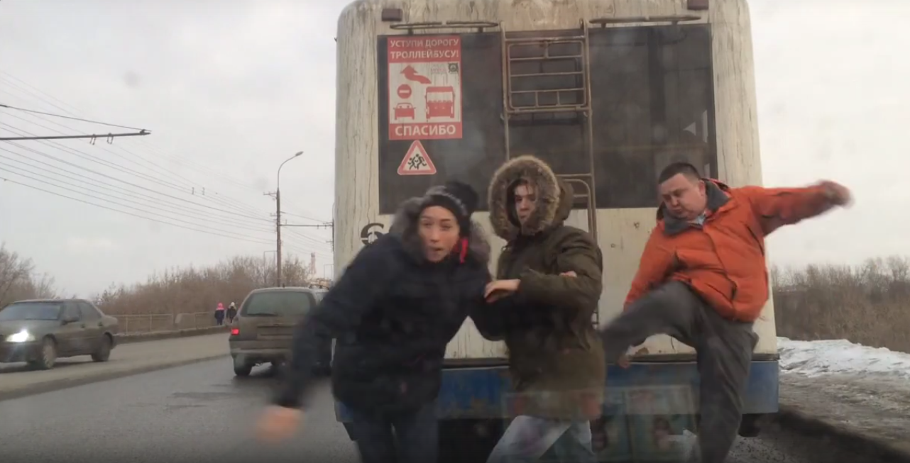 В Кирове водитель троллейбуса проучил зацепившихся за транспорт подростков