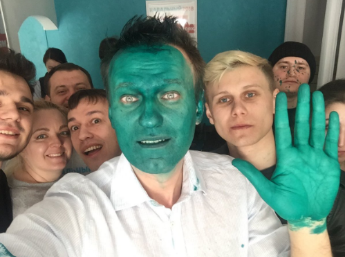 Алексея Навального на открытии предвыборного штаба облили зеленкой
