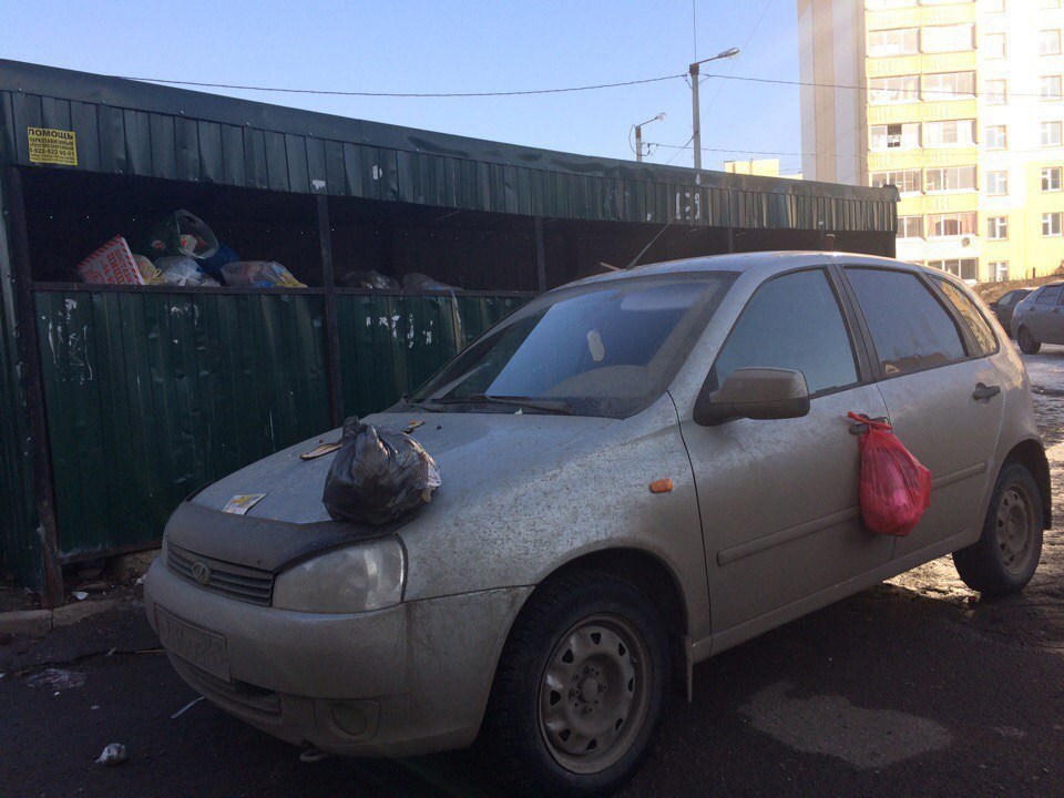 Новый тренд: в Кирове на машины автохамов скидывают мусор