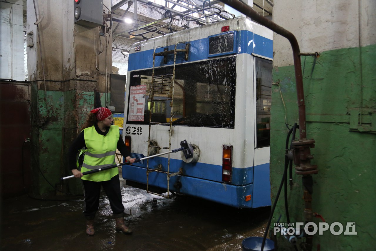 Фоторепортаж: как в Кирове моют троллейбусы и почему это похоже на фитнес