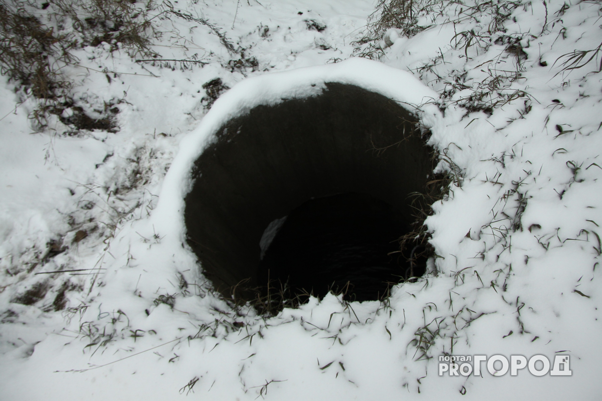 В Кировской области ребенок провалился в открытый канализационный люк