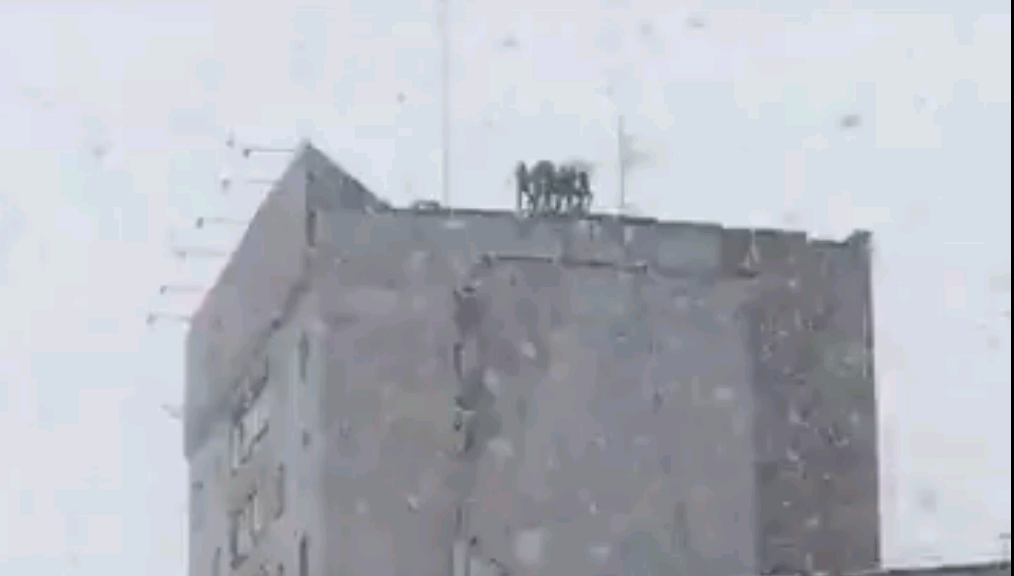 Подростки сделали селфи на краю крыши высотки в Кирове