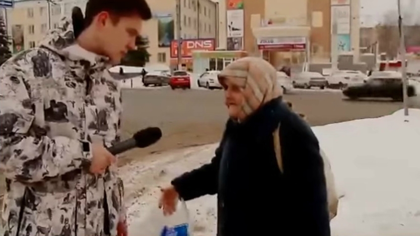 Ролик с бабушкой, назвавшей журналиста олухом, покажут по Первому каналу