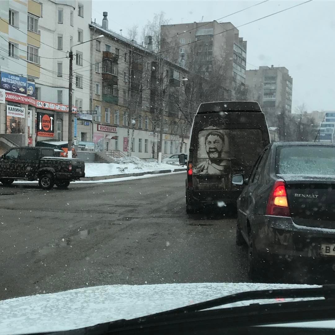 Царь Леонид, Виктор Цой: кого еще рисует кировская художница на грязных авто