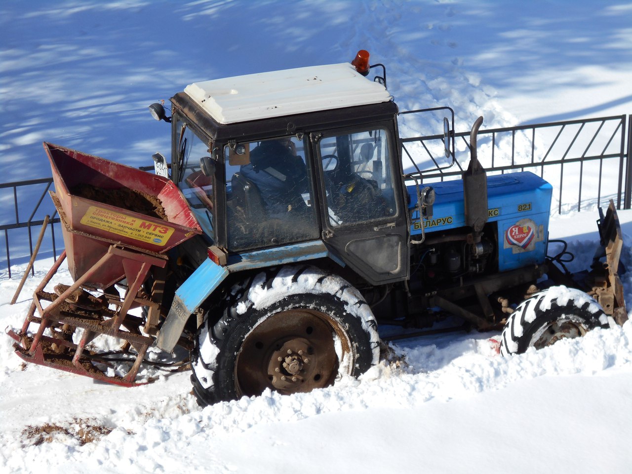 В Нововятске застрял трактор в снегу, который приехал убирать