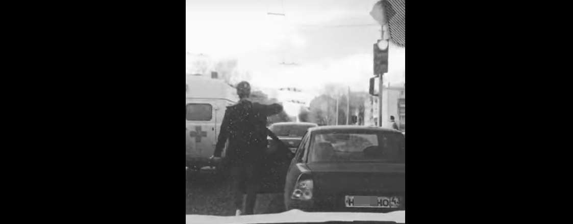 Видео: в центре Кирова водитель «Приоры» остановился перед светофором, вышел из авто и станцевал