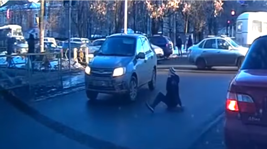 Видео: в Кирове водитель сбил парня и уехал с места ДТП