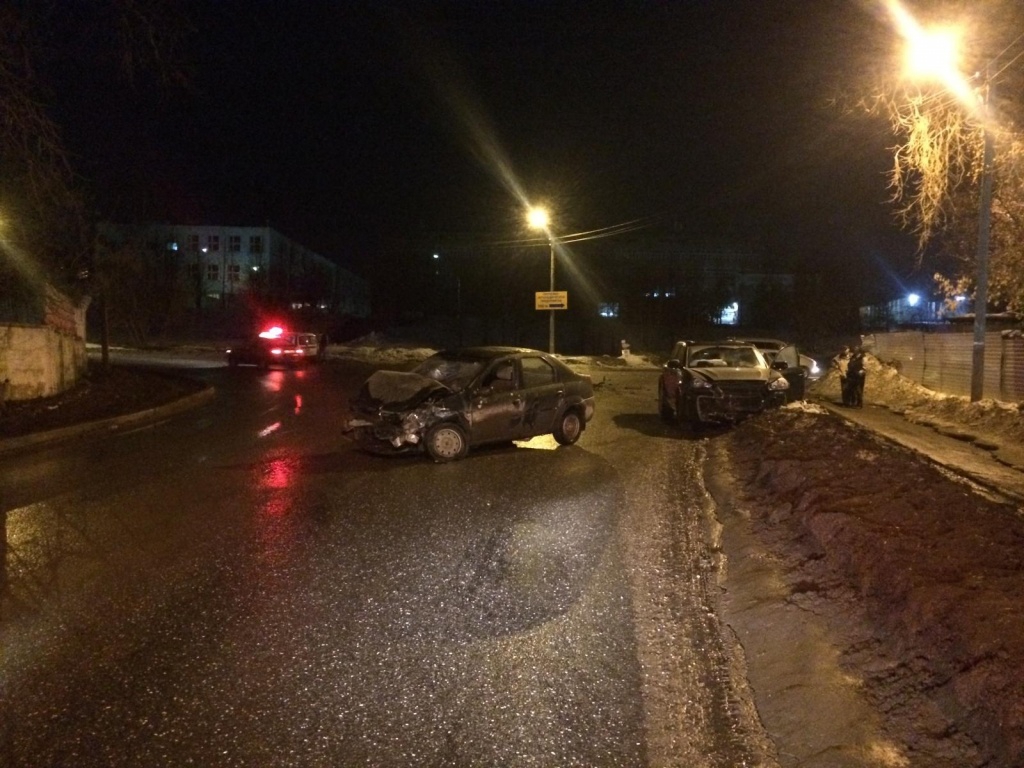 В Кирове водитель Porsche Cayenne врезался в авто: пострадали трое