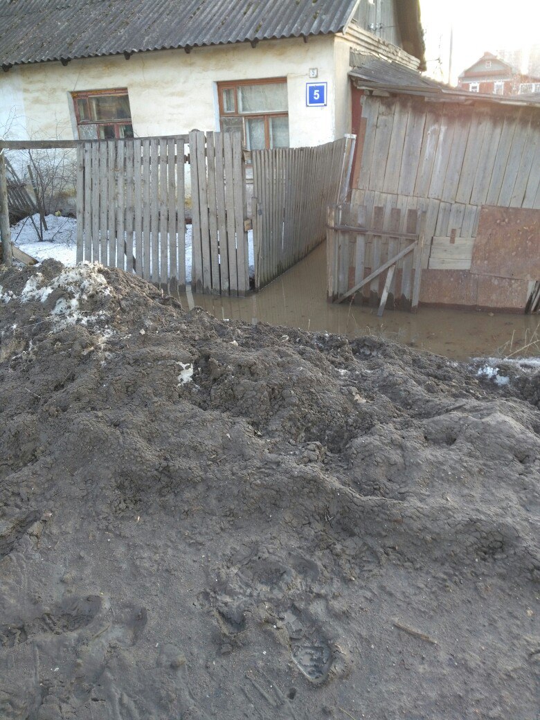 В Кирове жилой дом затопило талой водой
