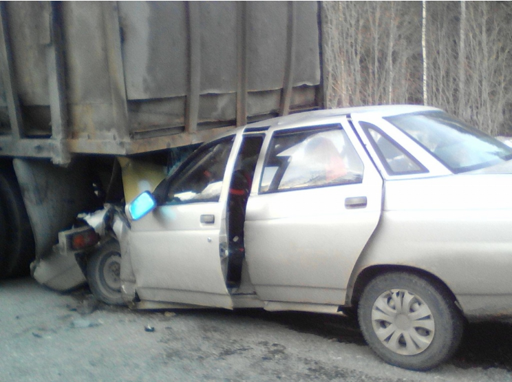 В Кировской области 20-летний водитель "десятки" врезался в полуприцеп "МАЗа"