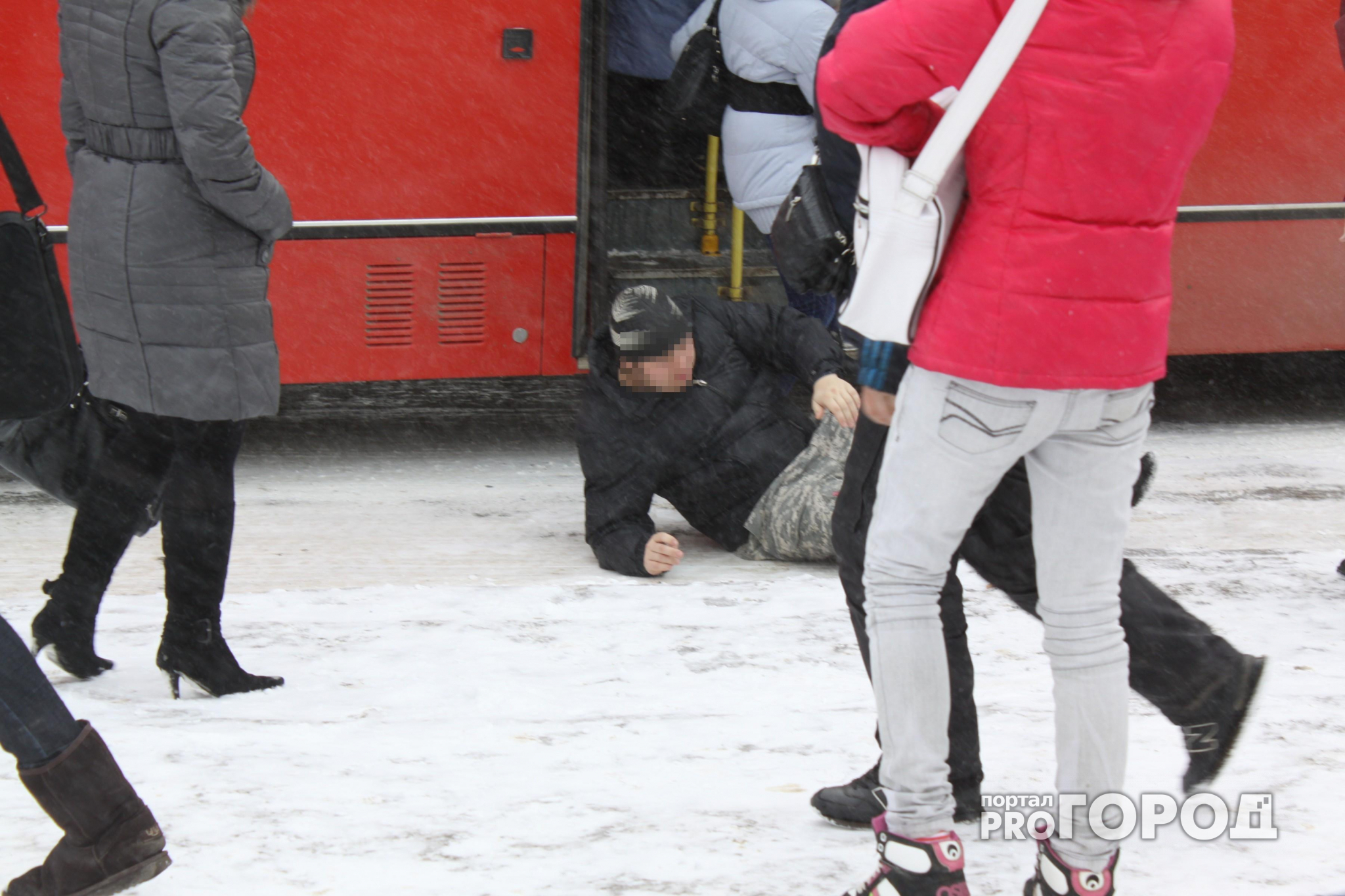 В Кирове кондуктор вытолкнула мужчину из автобуса: пассажир сломал ногу