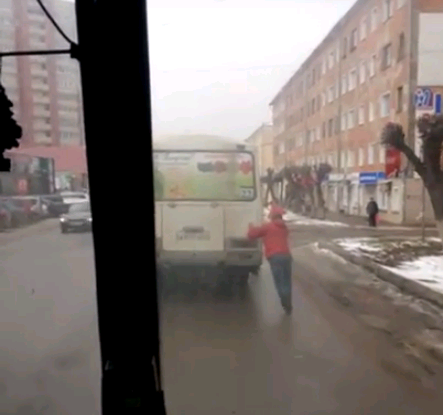 Видео: в Кирове пассажир толкнул пазик и запрыгнул в него на ходу