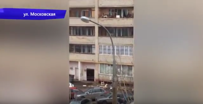 Видео: в Кирове пенсионер выкидывал стройматериалы прямо с балкона на тротуар