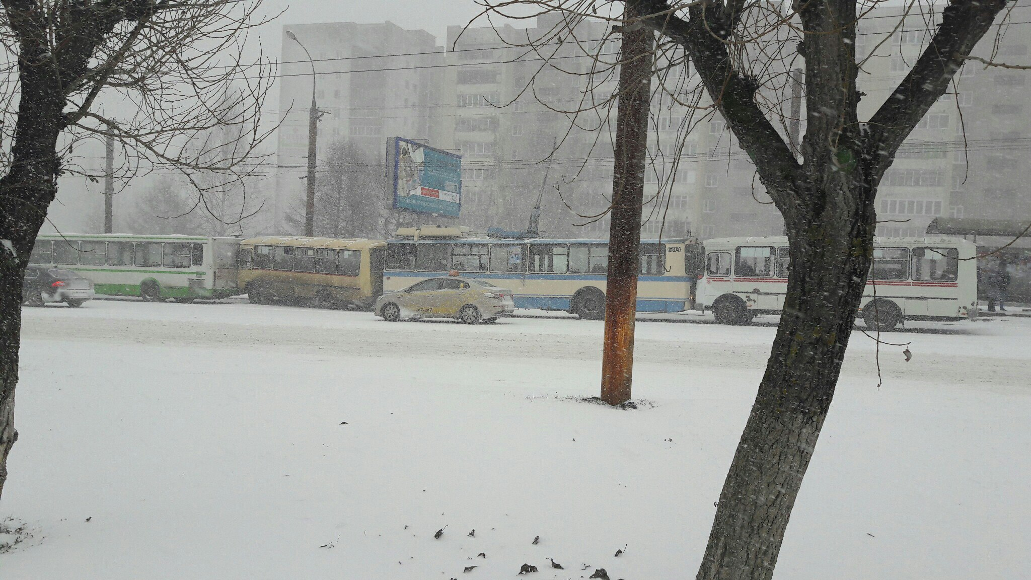 Транспортный коллапс в Кирове: пассажиры не могут вызвать такси, инспекторы откладывают экзамены по вождению