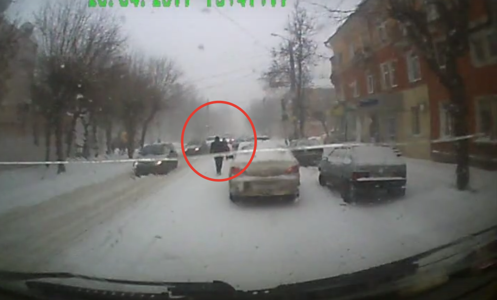В Кирове водитель помог слепому мужчине, который вышел на проезжую часть