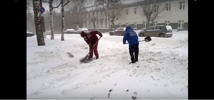 Следователи начали проверку после видео, где кировские медики чистят дорогу