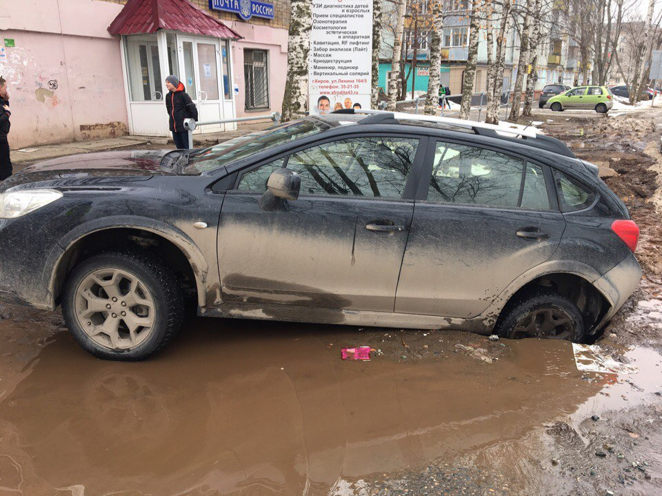 В Кирове иномарка попала в огромную яму на Ленина