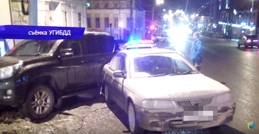В Кирове пьяная бесправница за рулем чужого авто устроила ДТП на улице Ленина