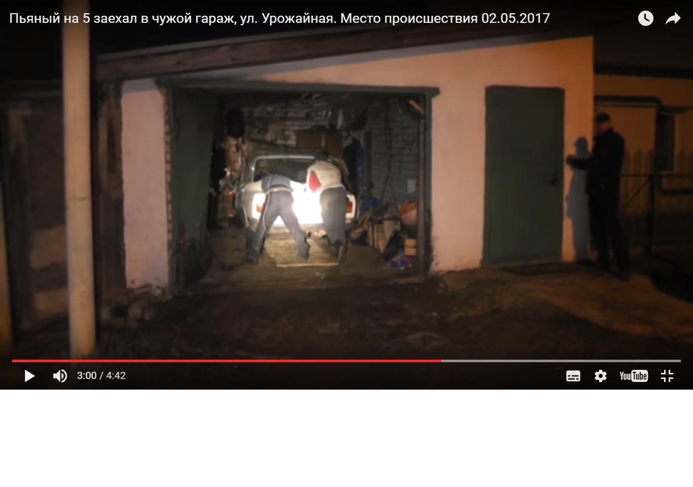 Видео: в Кирове пьяный водитель, уходя от погони, протаранил ворота чужого гаража
