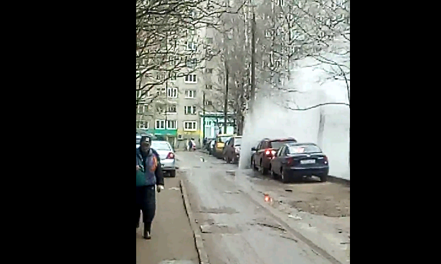 В Кирове прямо под машиной прорвало трубу с кипятком
