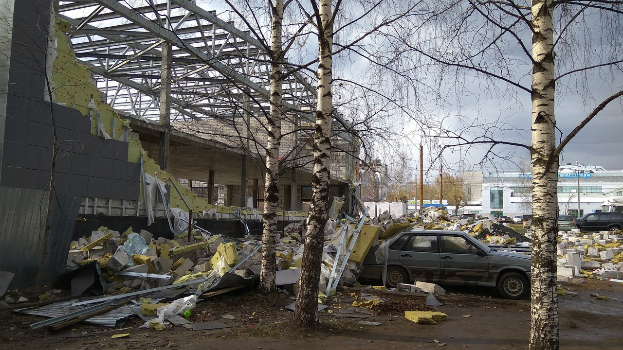 Кировчане, живущие рядом с рухнувшим спорткомплексом, собирают подписи за его снос