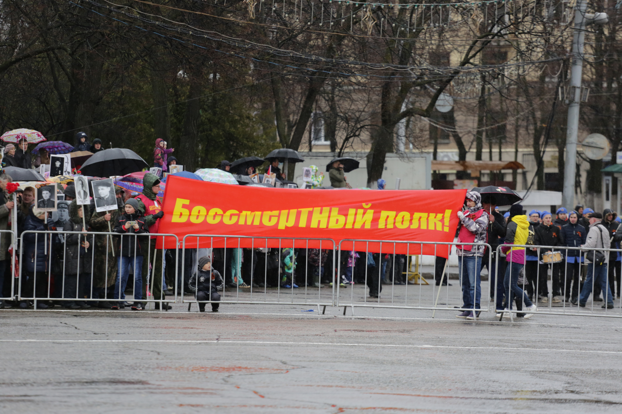 Фоторепортаж: в Кирове Бессмертный полк собрал более 5 тысяч человек