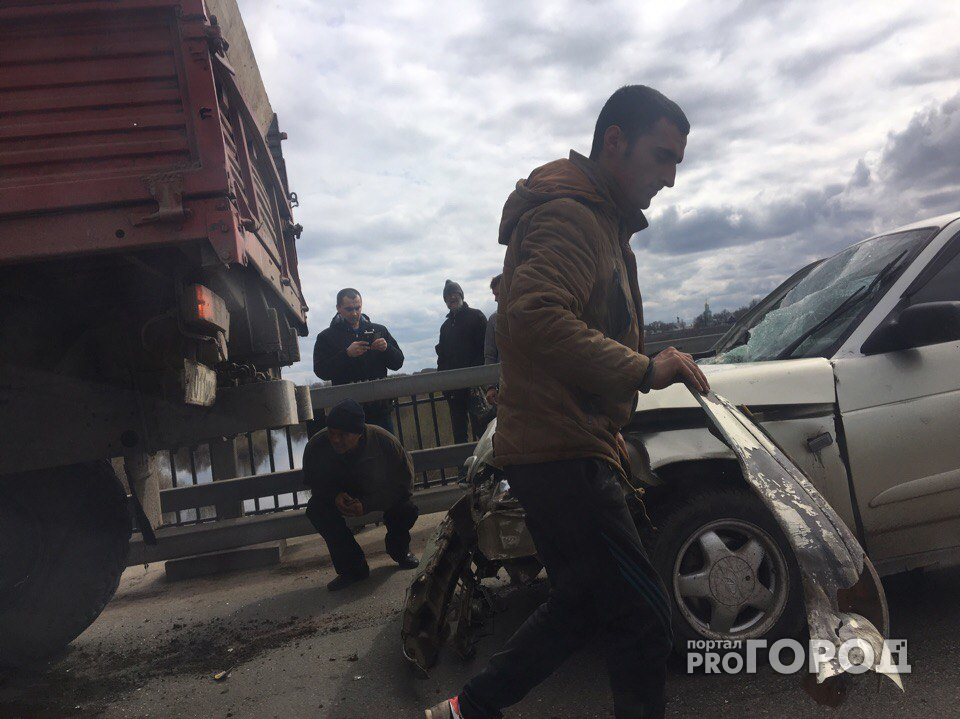 На Старом мосту «десятка» влетела под стоящий КамАЗ: водитель легковушки убежал