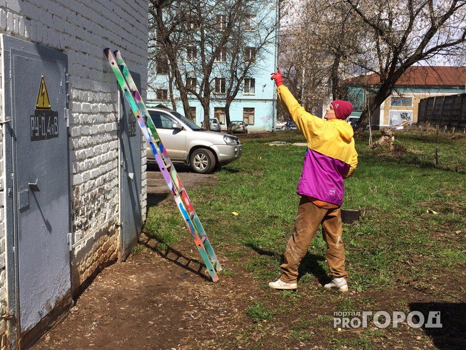 Уличные художники раскрасили гаражи в центре Кирова