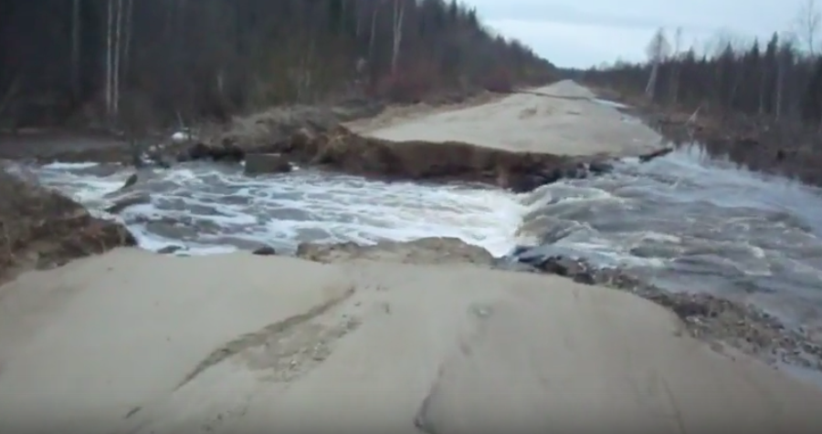 В Кировской области асфальтированную дорогу снесло потоком воды