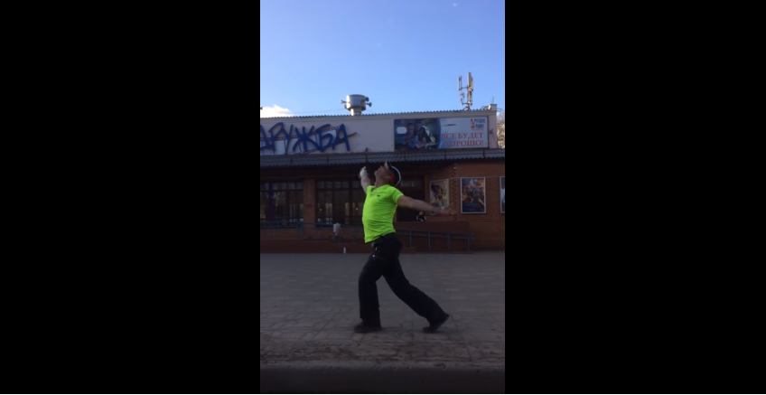 Видео: кировчан удивил танцующий на улице мужчина