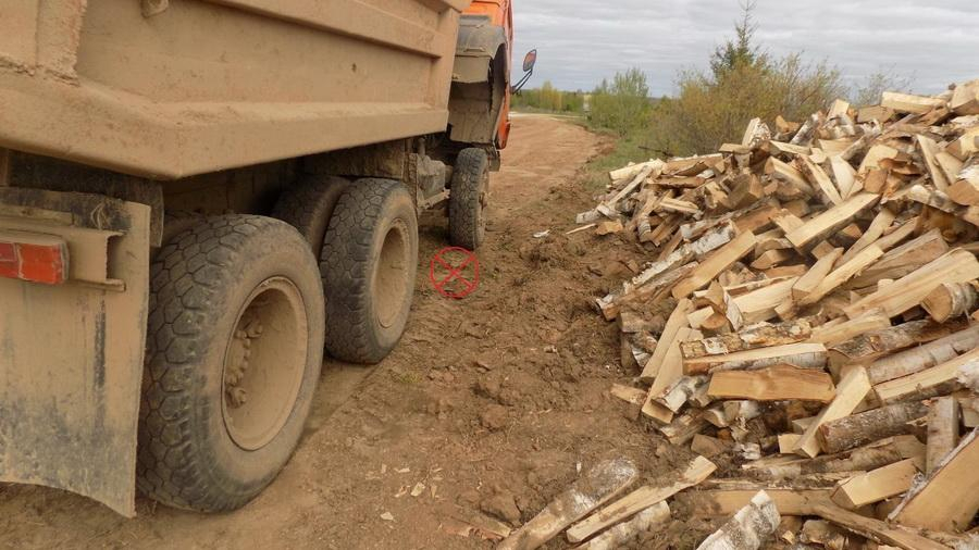 В Кировской области водитель грузовика насмерть сбил мужчину