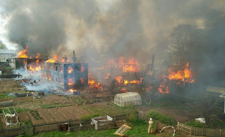 В Орлове горят сразу четыре дома: на место выехал Игорь Васильев