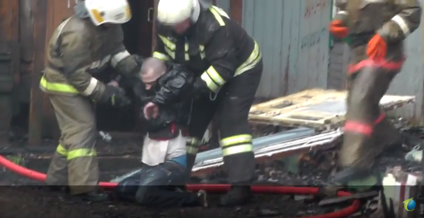 Появилось видео с улицы Рабочей в Кирове, где сгорел двухэтажный жилой дом