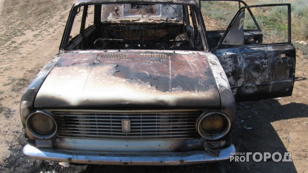 В Кировской области угнанный автомобиль случайно нашли горящим в кювете