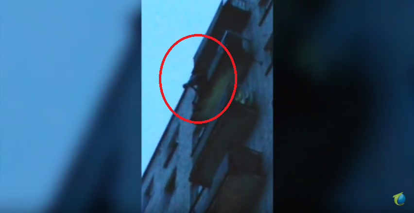 В Кирове мужчина чуть не упал с 8-го этажа, повиснув на ограждении балкона