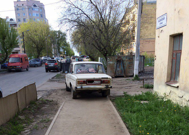 6 фото мастеров парковки в Кирове: машина на песочнице и возмездие нарушителю