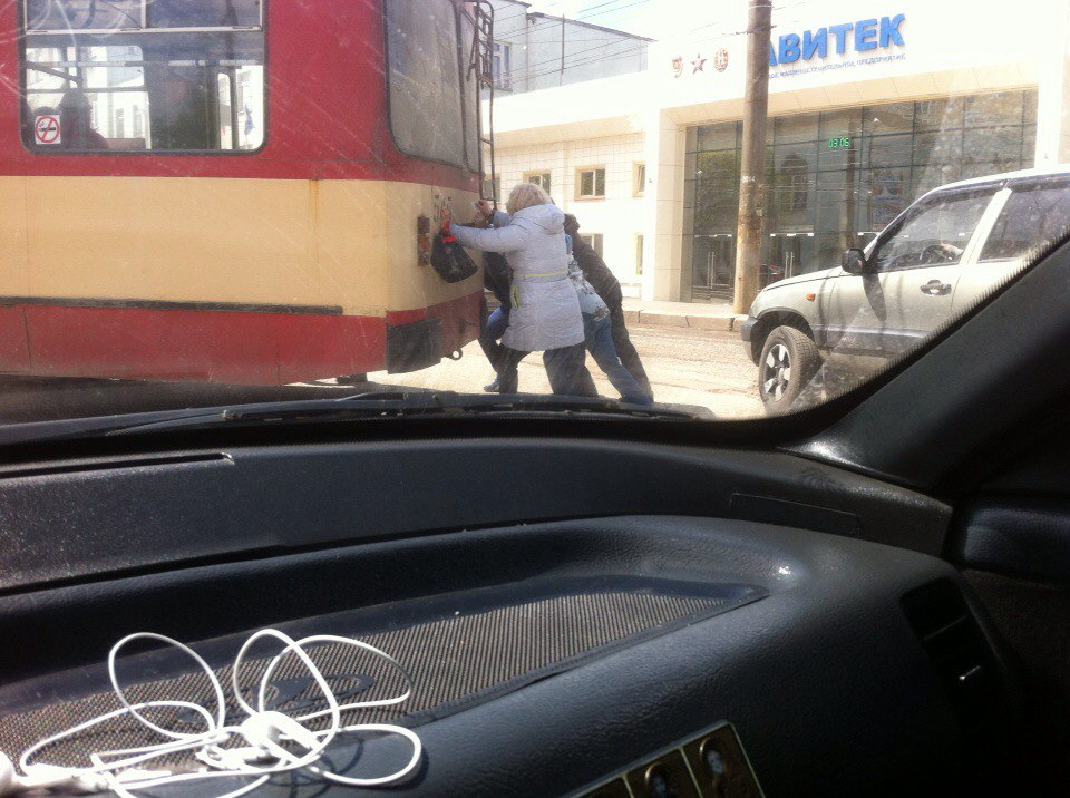 Кировчанин сфотографировал, как женщины толкают троллейбус на Филейке