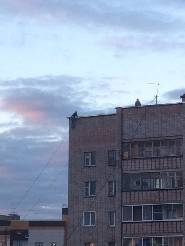 В Кирове на крыше 10-этажки повис молодой человек