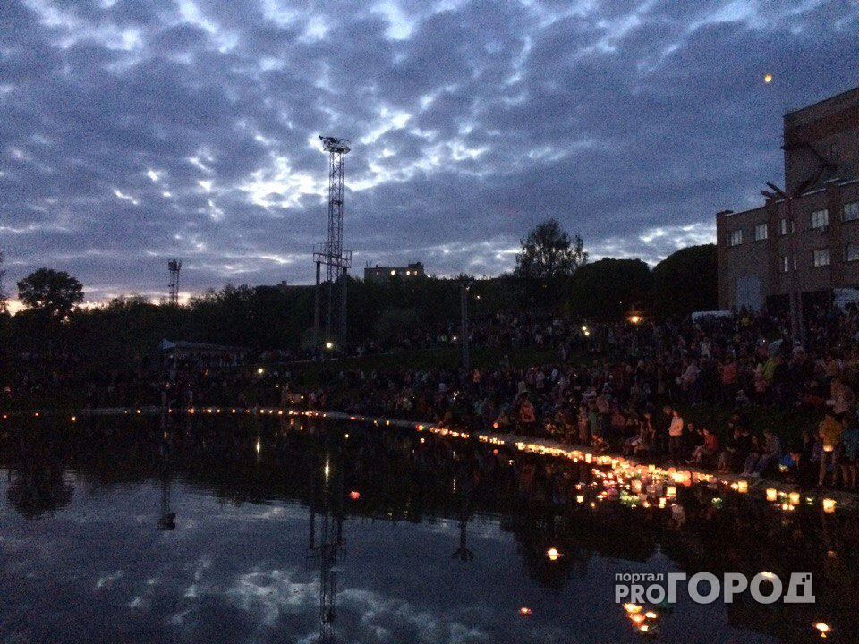 Кировчане запустили тысячи водных фонариков в пруду у ДК железнодорожников