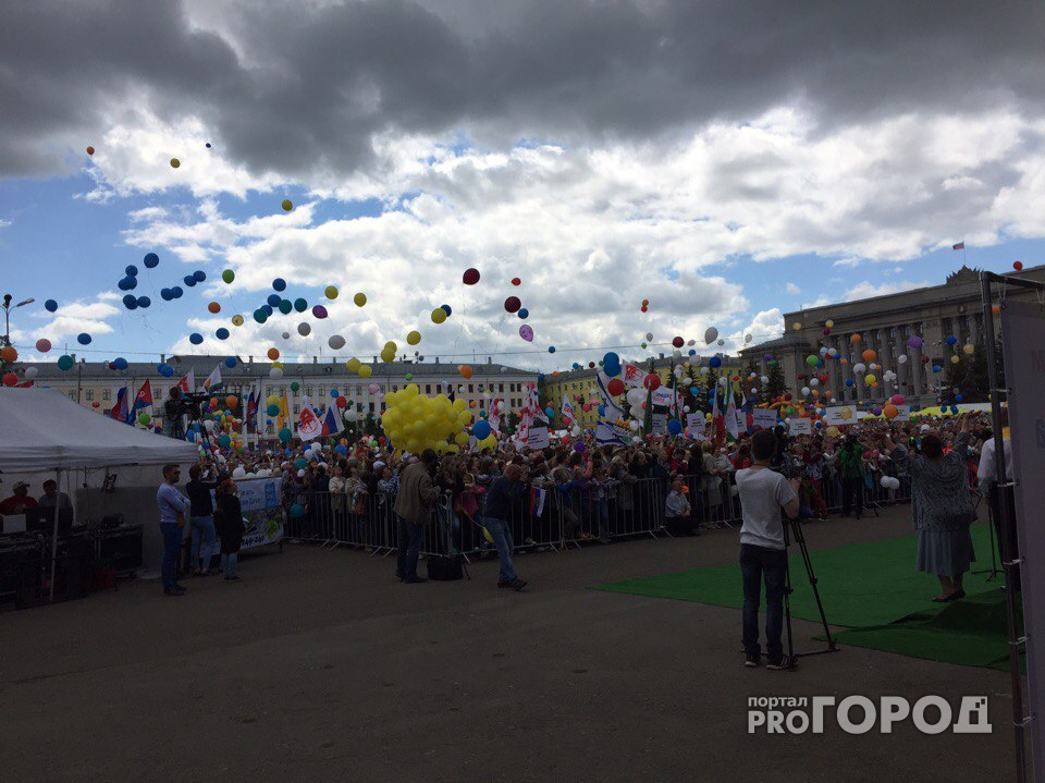 Кировчане массово запустили воздушные шары в небо над Театральной площадью