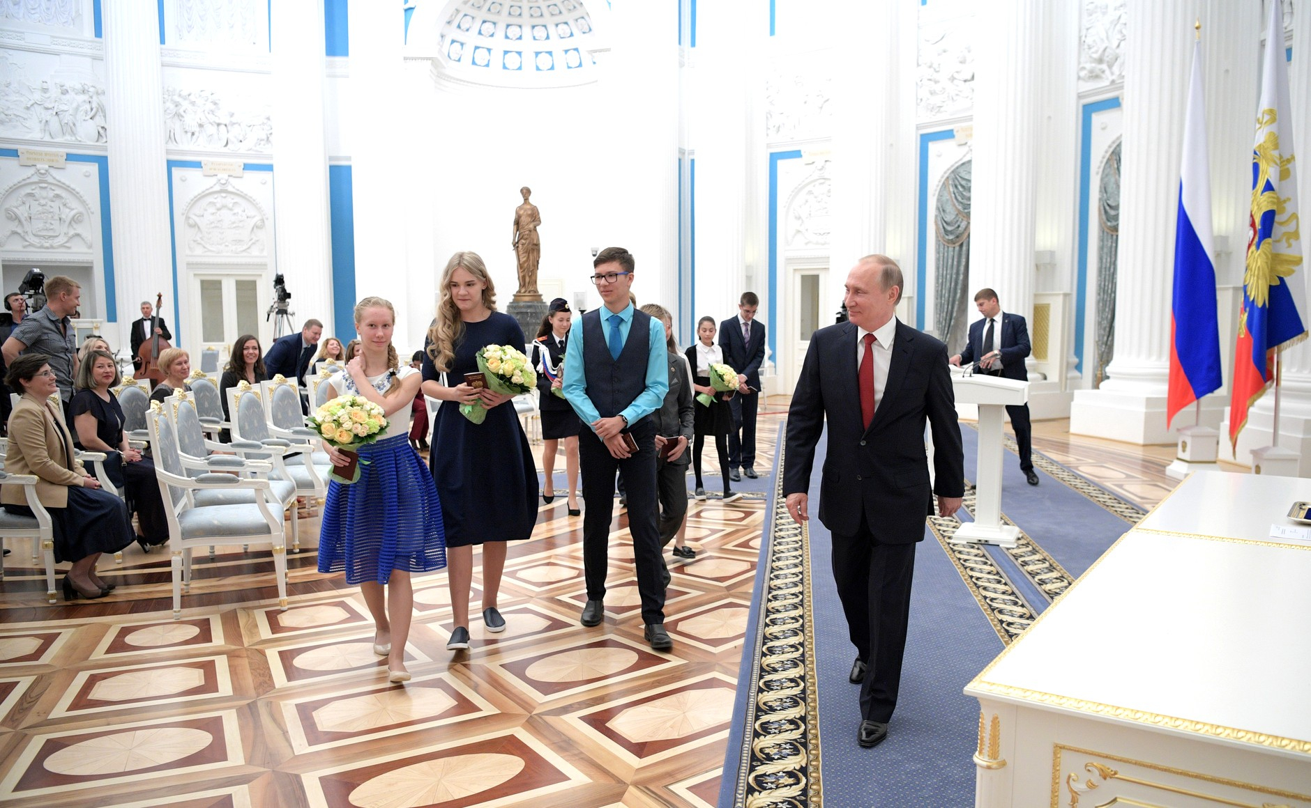 Владимир Путин показал кировской школьнице свой кабинет в Кремле